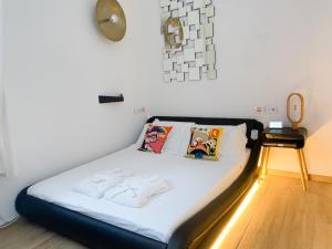 Postel nebo postele na pokoji v ubytování HomeSuite sul Lago