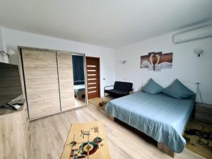 um quarto com uma cama e uma porta de vidro deslizante em Casa Arina em Sulina