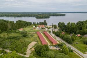 Et luftfoto af Dadaj Summer Camp - całoroczne domki Rukławki