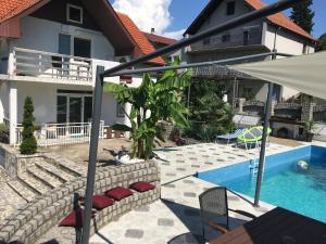 Bassein majutusasutuses Apartmani Spasić või selle lähedal