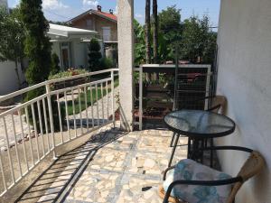Rõdu või terrass majutusasutuses Apartmani Spasić
