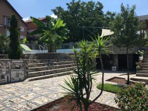 Aed väljaspool majutusasutust Apartmani Spasić