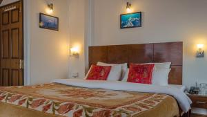 Postel nebo postele na pokoji v ubytování Hotel Shangrila Regency