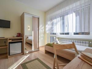 Pokój z sypialnią z lustrem i łóżkiem w obiekcie Willa pod Antałówką w Zakopanem