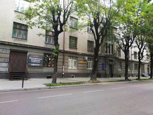 una calle vacía delante de un edificio en Luxury.ap, en Ivano-Frankivsk