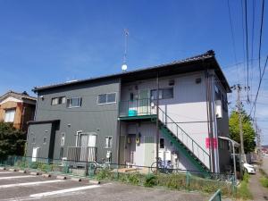 新潟市にあるHarbour Inn & Suites 201の階段のある灰色の建物