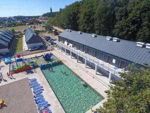 una vista aérea de un parque infantil con un parque acuático en Apartamenty przy Latarni, en Niechorze