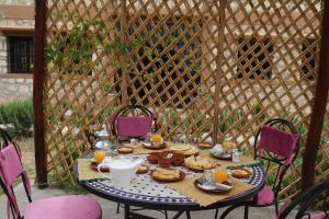 イムリルにあるChez Hafid Houseの食べ物とオレンジジュースが入ったテーブル