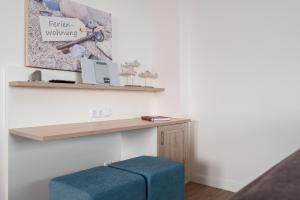 een kamer met een blauwe poef en een plank bij Haus Strandhafer in Börgerende-Rethwisch