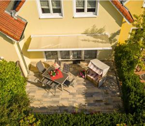 an overhead view of a patio with a table and chairs at Ferienhaus Godewind in Kühlungsborn