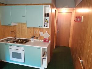 Köök või kööginurk majutusasutuses FINESTRA SUL BOSCO - MONOLOCALE MARILLEVA 1400