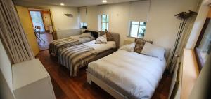 ein kleines Zimmer mit 2 Betten und einem Fenster in der Unterkunft Art, Bed & Breakfast in Velden