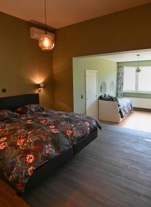 een slaapkamer met een bed met een bloemenbed bij Nova Zembla in Mechelen