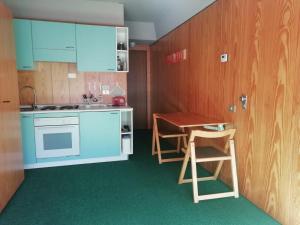 Nhà bếp/bếp nhỏ tại FINESTRA SUL BOSCO - MONOLOCALE MARILLEVA 1400 +1 ảnh