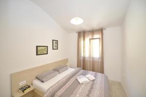 Postel nebo postele na pokoji v ubytování J & P Apartments Orahovac + 37 fotografií