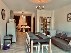 een woonkamer met een tafel en een bank bij LES PRAIRIES DE L'ENCREME in Céreste