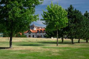 Vonkajšia záhrada v ubytovaní Darovanský Dvůr - Wellness & Golf Hotel
