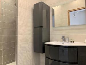 een badkamer met een wastafel en een spiegel bij LES PRAIRIES DE L'ENCREME in Céreste +19 foto's