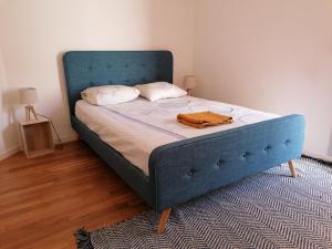 un letto con struttura blu in una stanza di 52m2,Terrace&Garage,near Part Dieu station,Lyon Congress Center,Parc Têted'Or a Villeurbanne