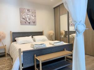 een slaapkamer met een bed en een spiegel bij LES PRAIRIES DE L'ENCREME in Céreste