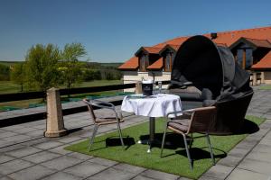 Bazén v ubytovaní Darovanský Dvůr - Wellness & Golf Hotel alebo v jeho blízkosti