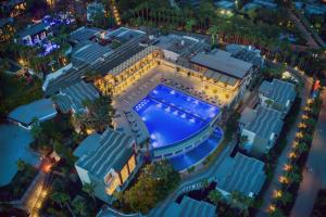 Hillstone Bodrum Hotel & Spa في بودروم: اطلالة علوية على مسبح في الليل