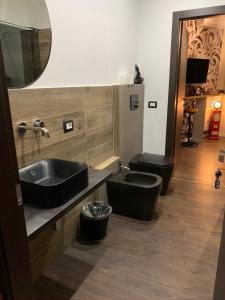 W łazience znajduje się umywalka, toaleta i lustro. w obiekcie SUITE LAME 37 Rental Rooms w Bolonii