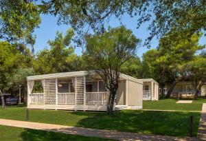 Maistra Camping Amarin Mobile homes外面的花园