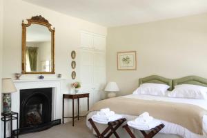 سرير أو أسرّة في غرفة في Pentillie Castle and Estate