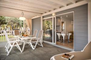 Maistra Camping Amarin Mobile homes的庭院或其他户外区域