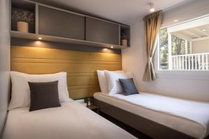 Maistra Camping Amarin Mobile homes客房内的一张或多张床位