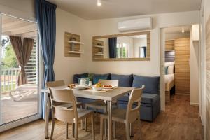 Maistra Camping Amarin Mobile homes的休息区
