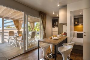 Maistra Camping Amarin Mobile homes的厨房或小厨房