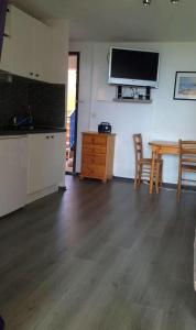 Una televisión o centro de entretenimiento en Cap de Mer - Vue sur mer - Une chambre - Une terrasse - Accès direct plage - Commerces à proximités 13 fotos más