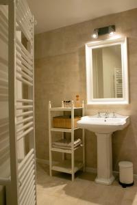 A bathroom at Kasteel Duras