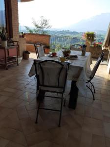 einen Tisch und Stühle auf einer Terrasse mit Aussicht in der Unterkunft MARA E MONTI in Tossicia