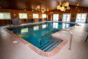 una grande piscina in un edificio di InnSeason Resorts The Falls at Ogunquit a Ogunquit