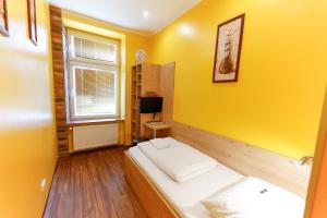 Rúm í herbergi á Do Step Inn Home - Hotel & Hostel