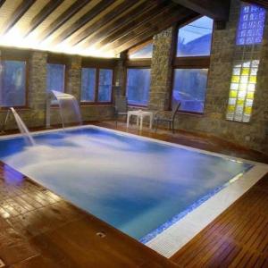 Bazén v ubytování Castillo de Piedrasecha nebo v jeho okolí