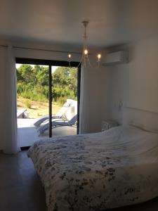 Un dormitorio con una cama y vista a un patio. en Villa Mamago, en Cirendinu 25 fotos más