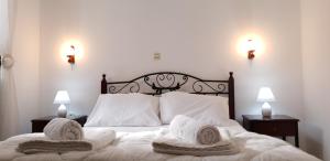Llit o llits en una habitació de Gompos Apartment - Cozy Apartment next to the sea - Amazing Sea View