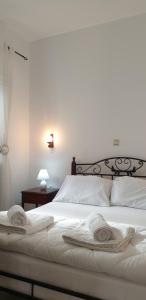 Gompos Apartment - Cozy Apartment next to the sea - Amazing Sea View客房内的一张或多张床位