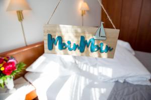 Un cartello che dice "Mamma appesa a un letto" di Inselhotel Ihnken a Norderney