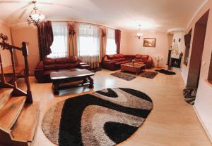 een woonkamer met een bank en een tapijt bij Котедж "Romanna" in Slavske