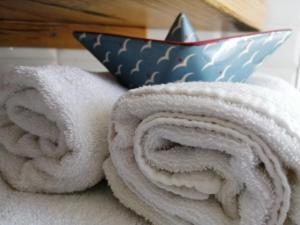 une pile de serviettes assises au-dessus d'un lit dans l'établissement Il Silos, à Maccarese