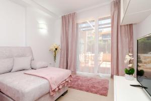 een witte slaapkamer met een bed en een raam bij Espanatour ELVIRA in Orihuela-Costa