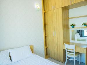 - une chambre avec un lit, un bureau et une chaise dans l'établissement Building 2A - Oceanus, à Nha Trang