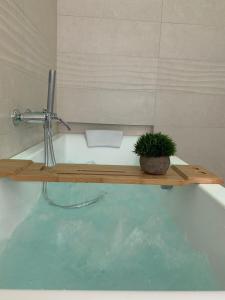 Bazén v ubytování HomeSuite sul Lago nebo v jeho okolí