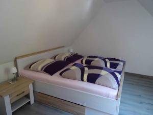 ein Schlafzimmer mit einem Bett mit zwei Kissen darauf in der Unterkunft Ferienhaus Dampferblick in Meißen