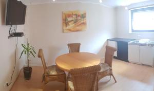 a table and chairs in a room with a kitchen at Casa Rustica in Flonheim